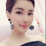 蔚蓝的天空；主播照片