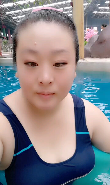 泡温泉。