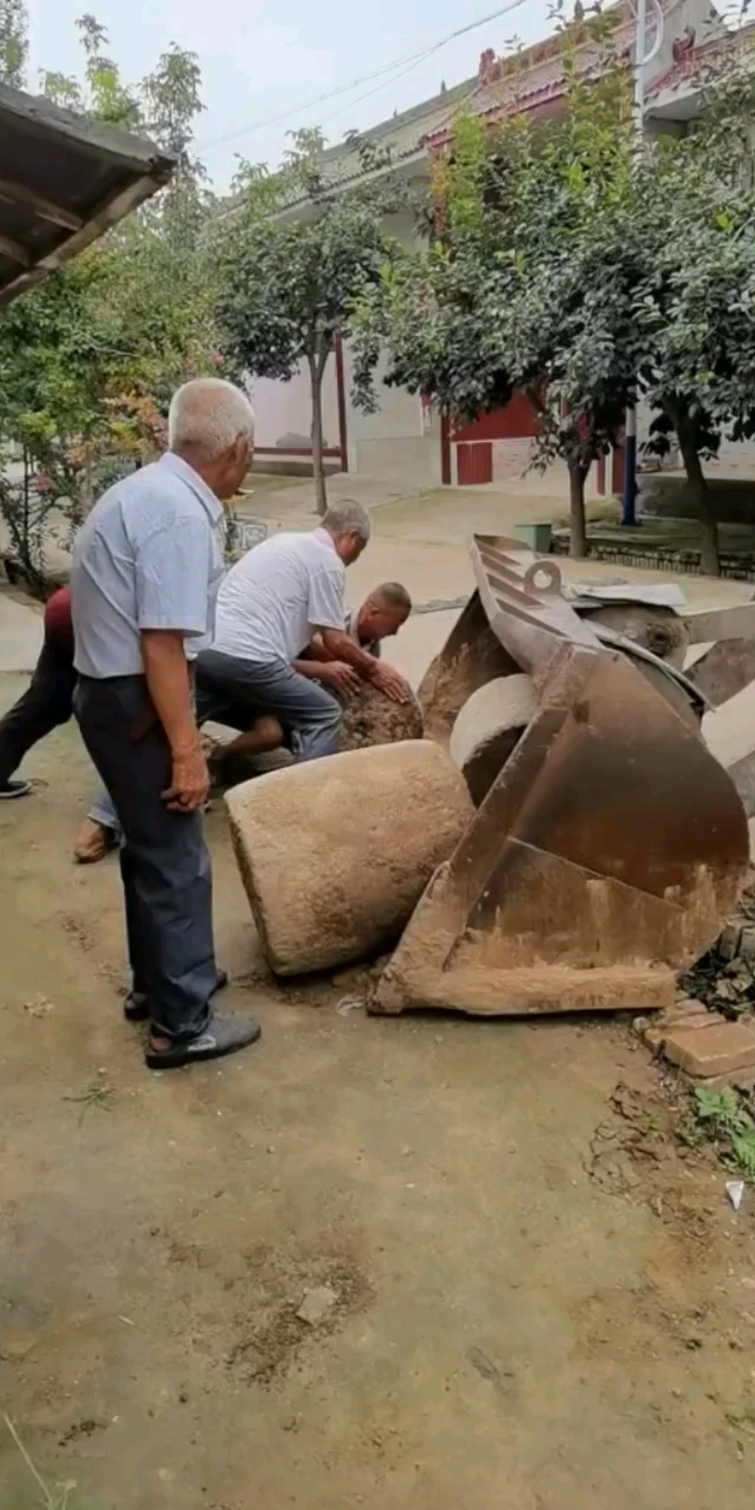 这大石头放村口，老年