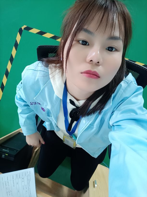 摆摊姑娘主播照片