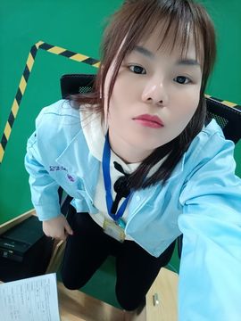 摆摊姑娘主播照片