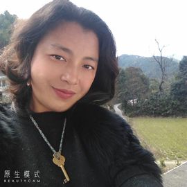 活在太阳底下的女人主播照片