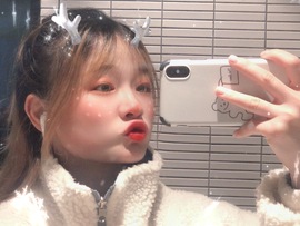 新人秃头小宝贝玲儿主播照片