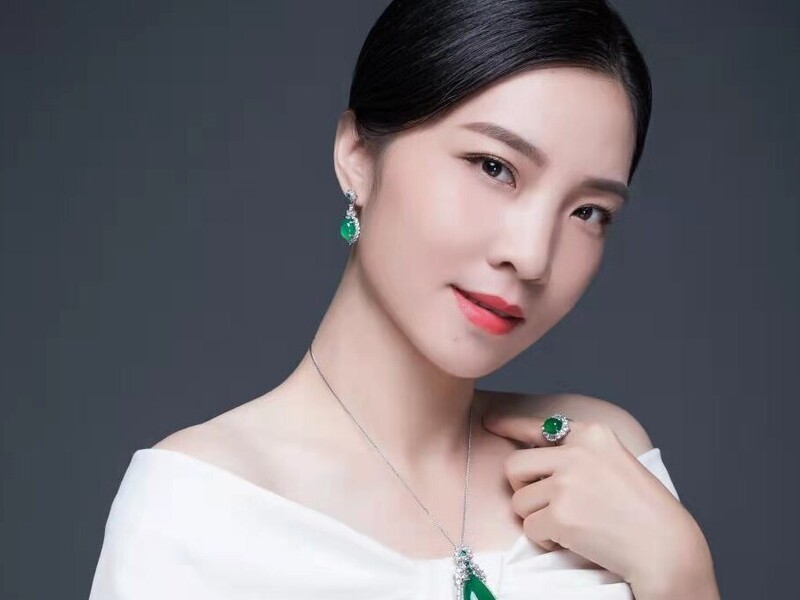 鸿运霞翡翠代购的主播海报