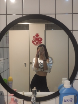 郑个亿主播照片