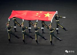收割机检修维护中主播照片