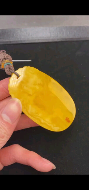 蜜蜡雕刻件，雕工精细