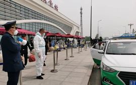 端午收割机检修维护中主播照片