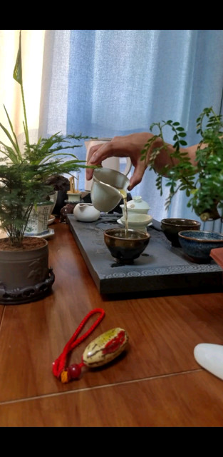 等三五好友畅谈江湖，