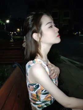 奕露西$唱歌主播照片