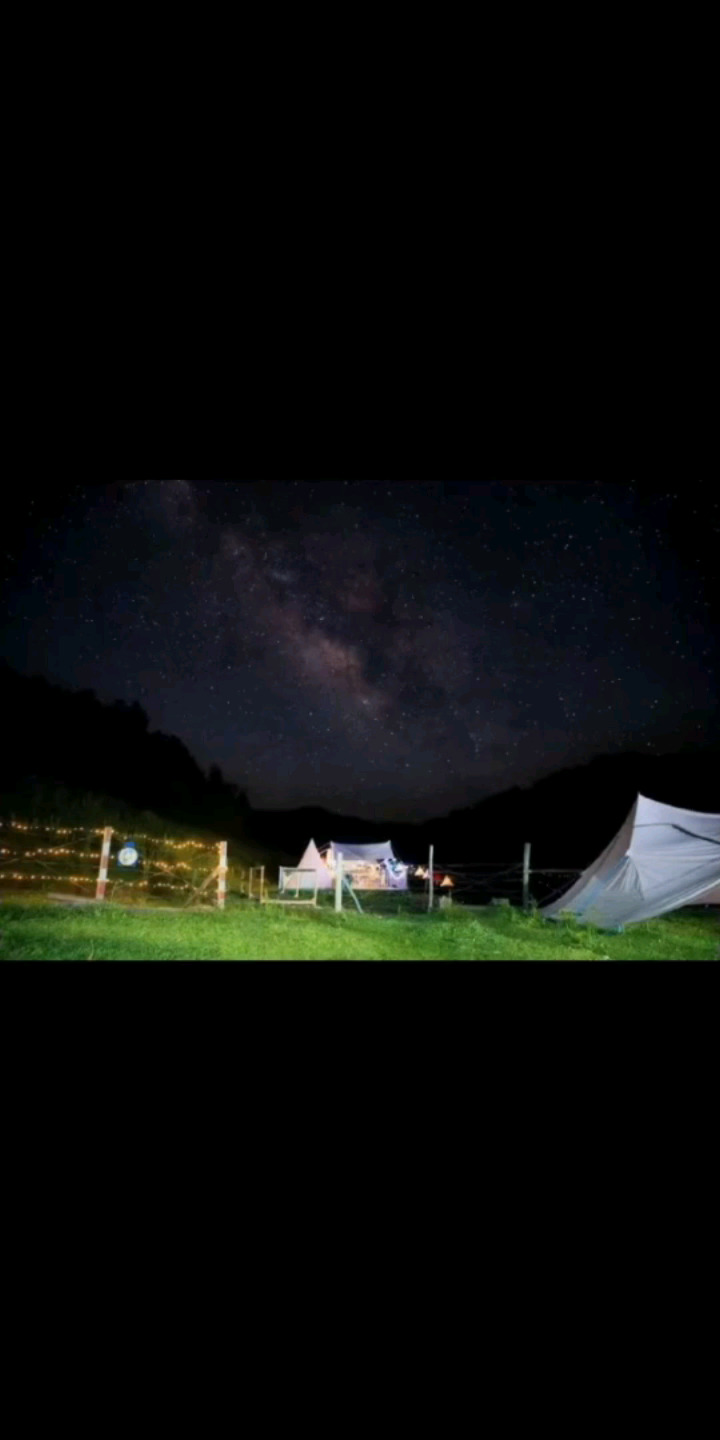 你看烟火。我看星空。
