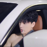 萌新小哥哥路过海报