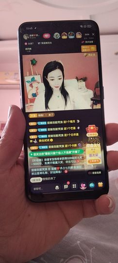 菇娘划船凭浪的图片