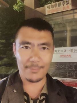 朗朗信主播照片