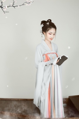 泡芙等光来主播照片