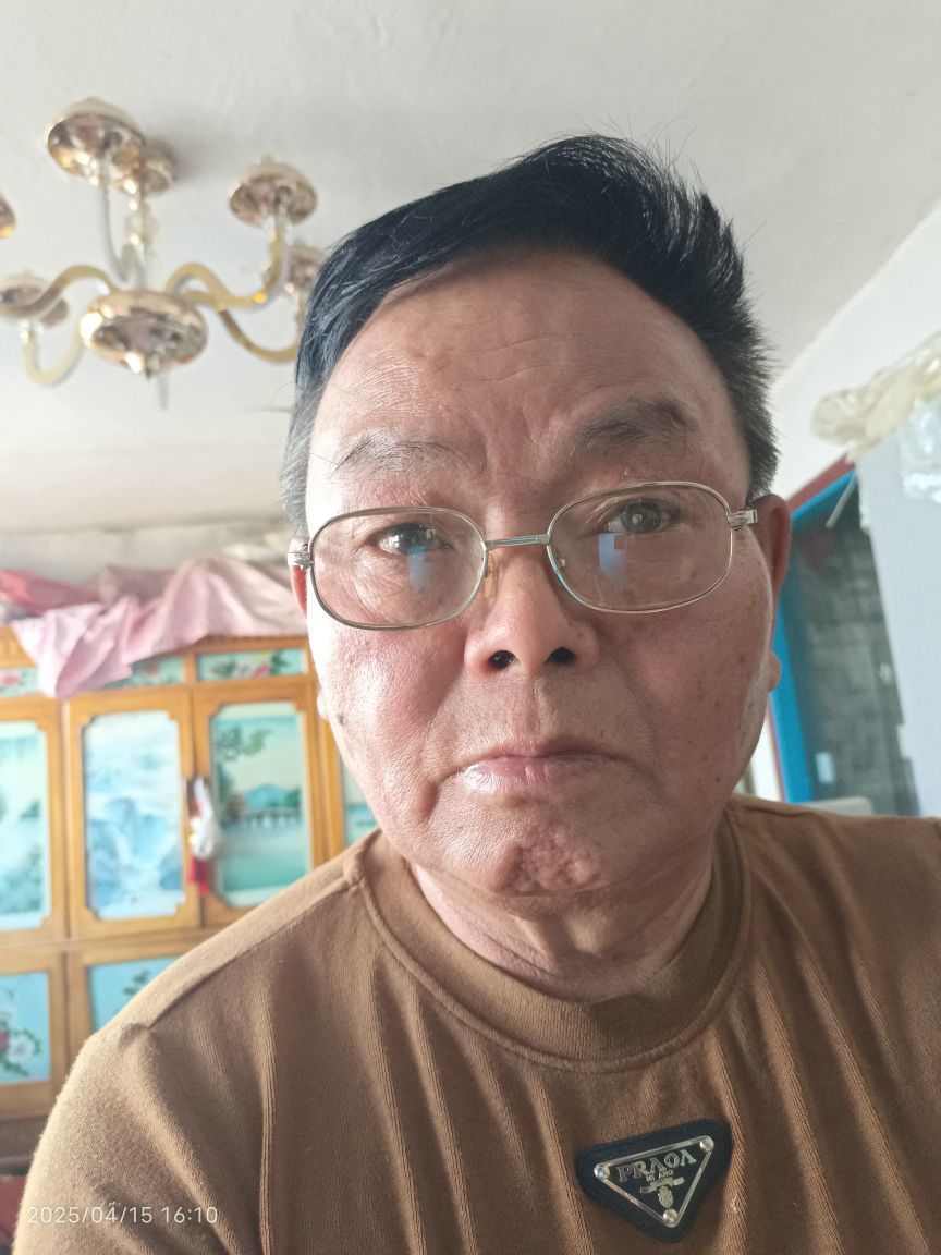 為了生活還在努力主播圖片