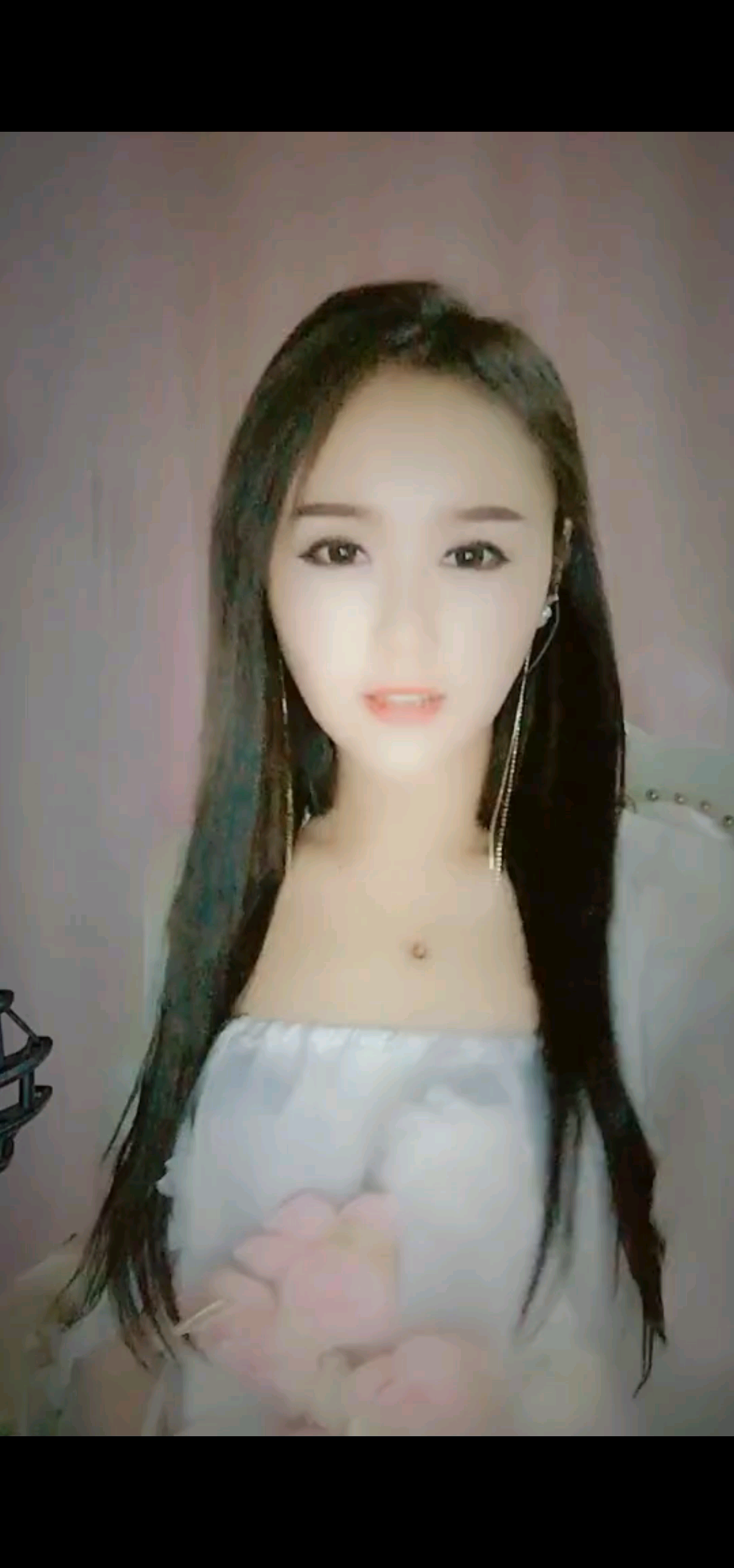 長發披肩的靚女唱一首