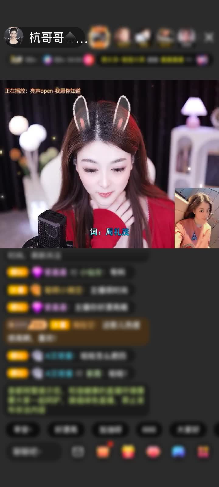 一瞬间觉得这个男孩纸蛮帅哦！