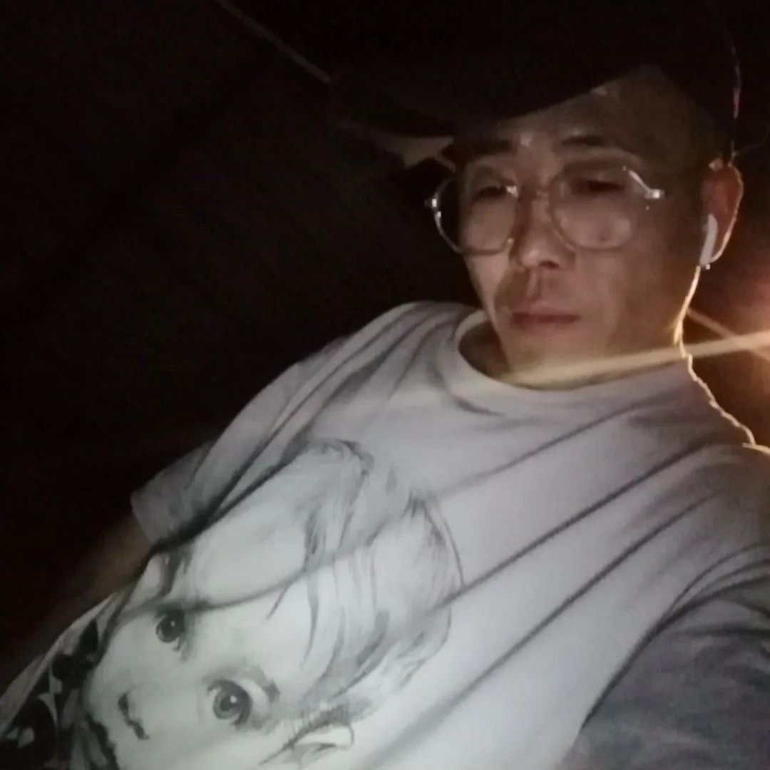 鄙人扣铁毛的图片