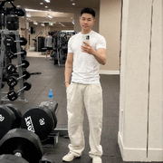 练普拉提的老头的头像