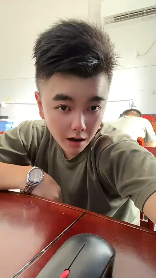 隔着屏幕心疼你一秒