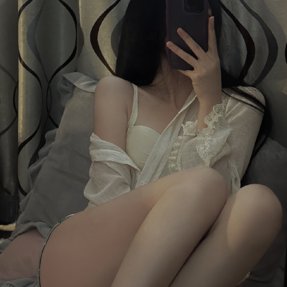 倩倩🦄海报
