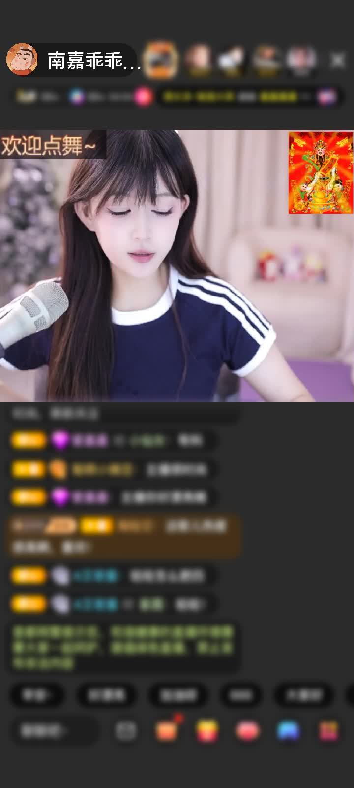 希望我們身邊人來(lái)人往，我們還是我們的