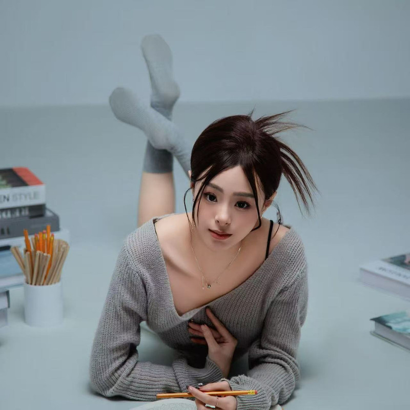 新人露露水水的主播海报