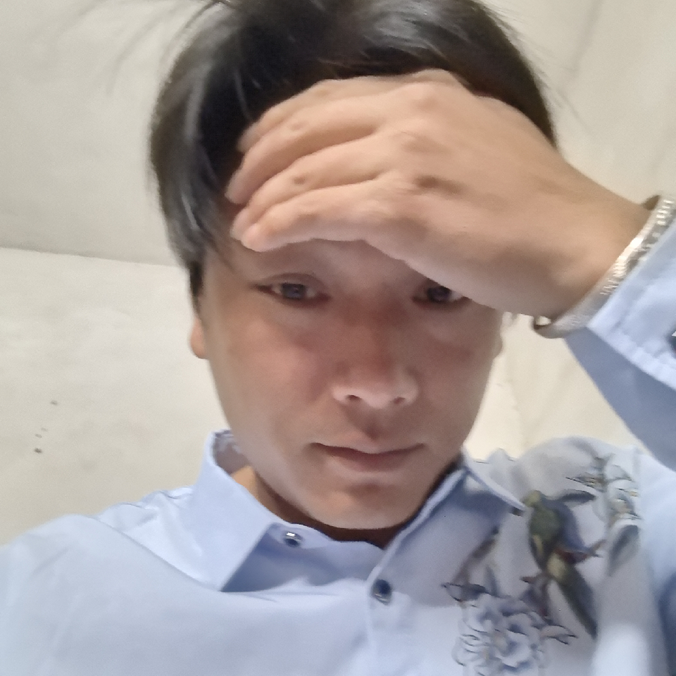 撑伞亦是雨中人海报