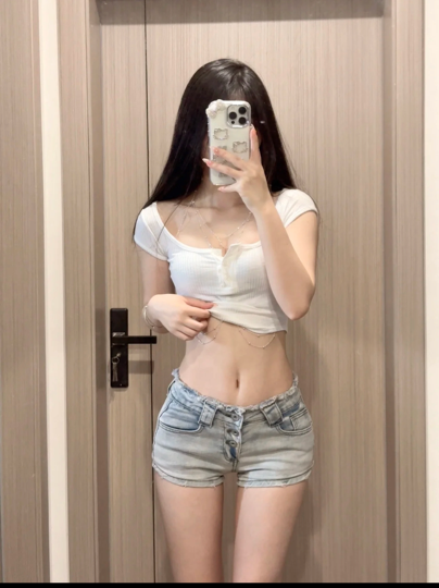 小甜甜✨求投喂海报