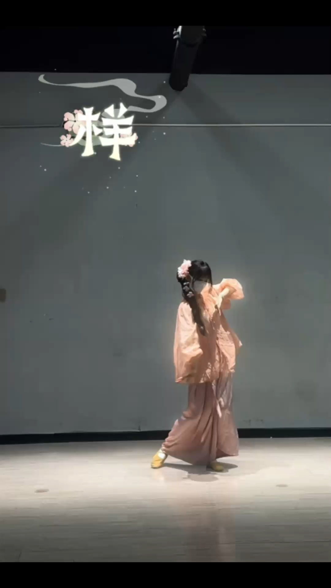 已在谷底，怎么走都是