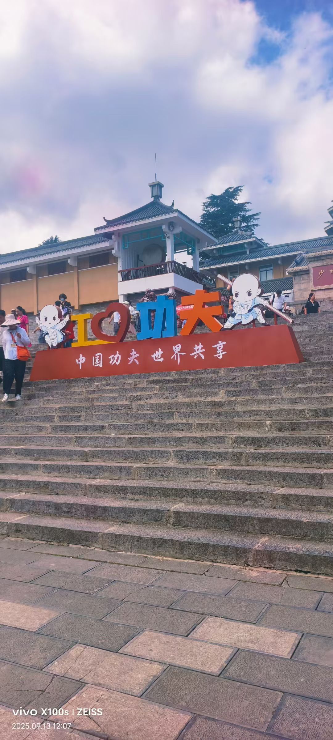 妞妞徒步三亞的主播照片