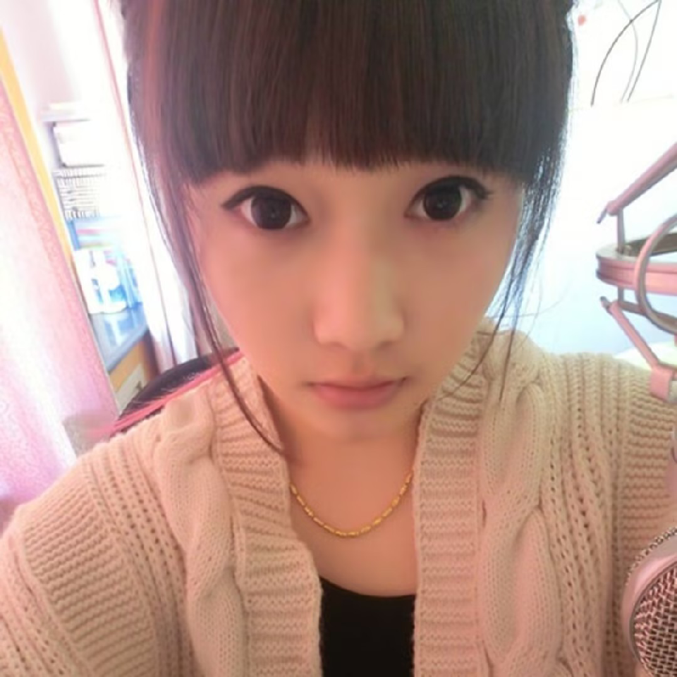 女晓依玲女海报