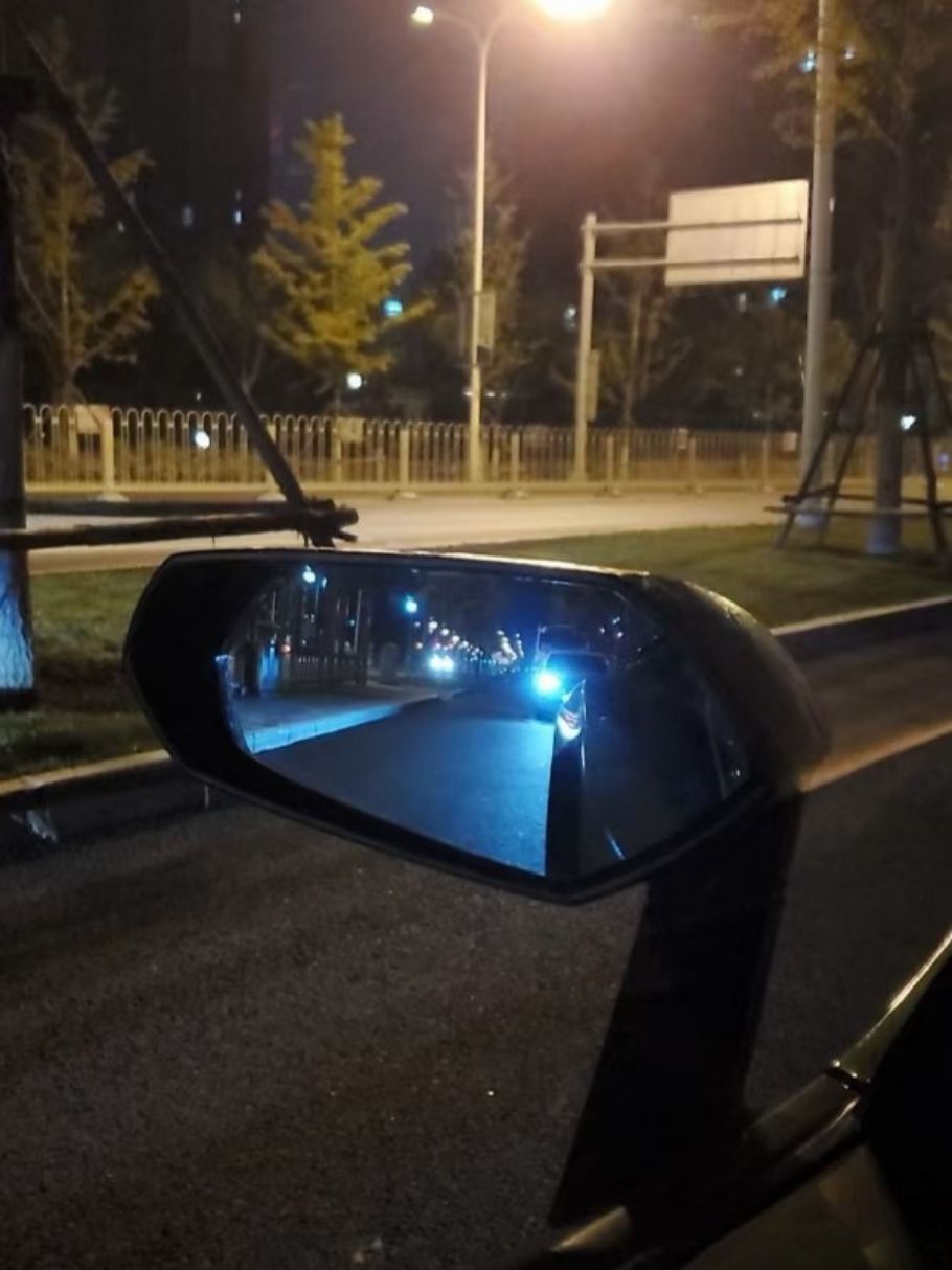 夜雨中的迈巴赫主播图片
