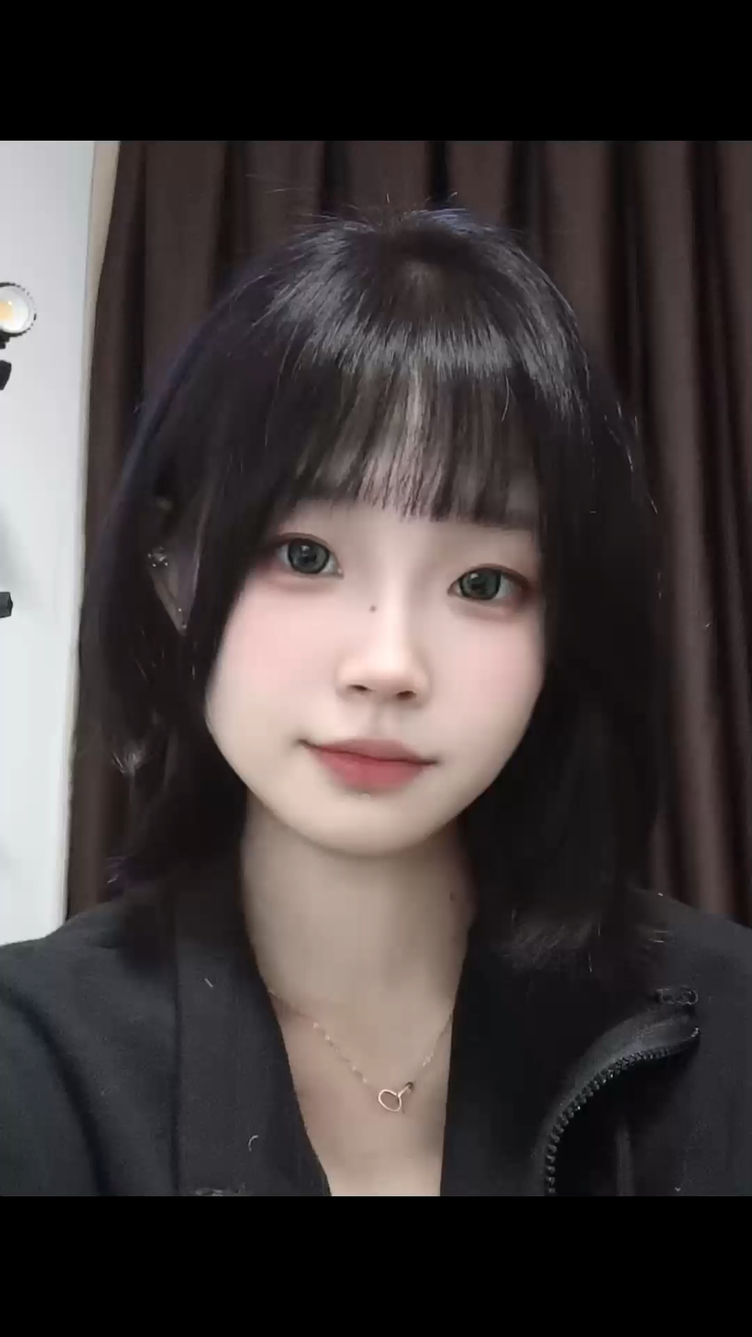 /美女新发色新心情也