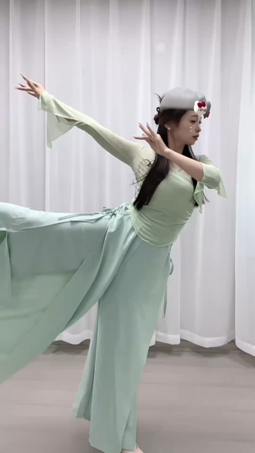 风袖低昂含情处