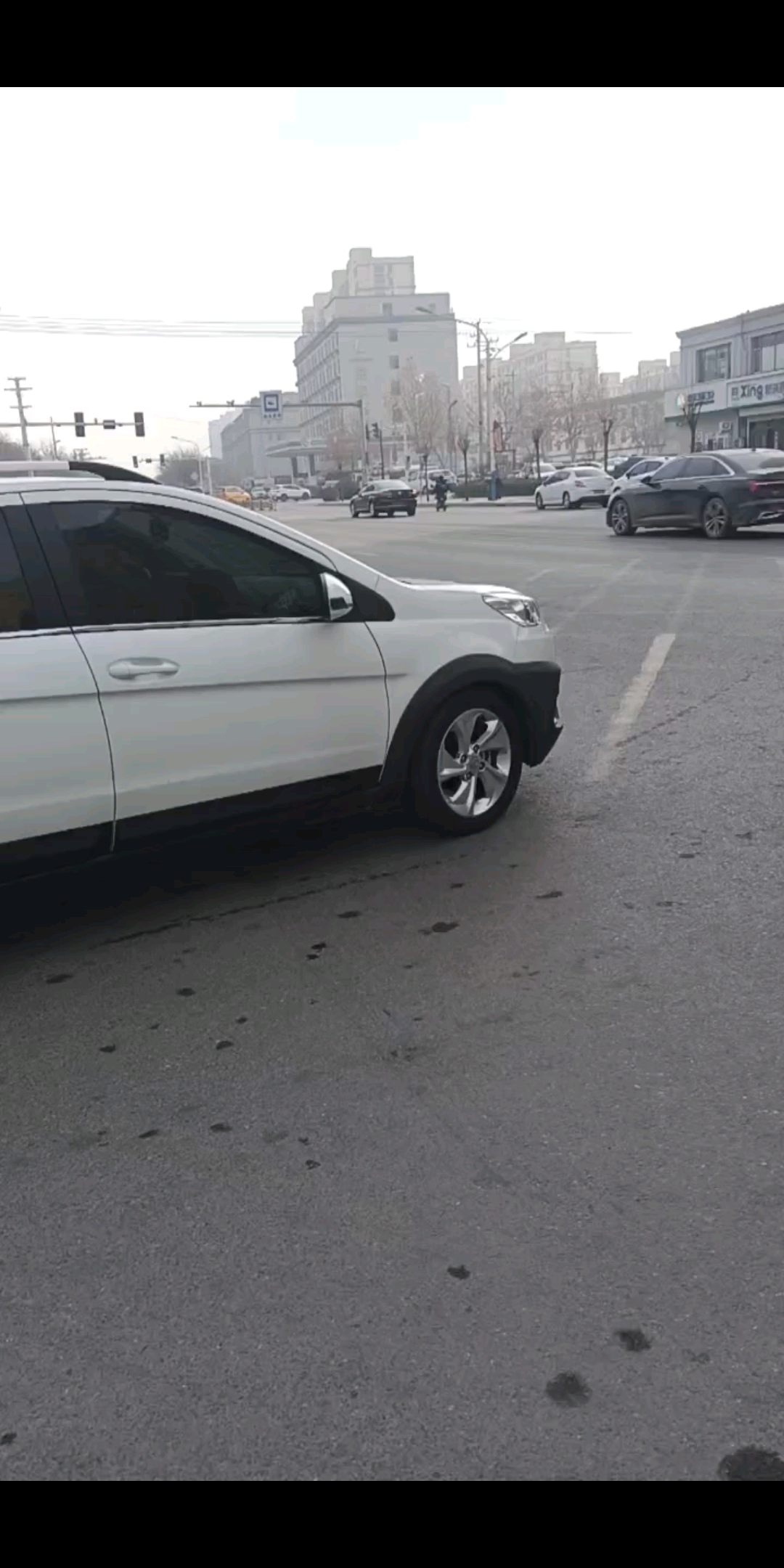 老年人在县城过个马路