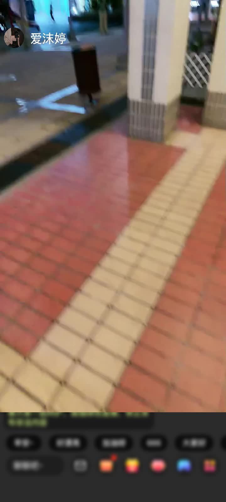 刚看到金箍特效的时候，我还揉了揉眼睛以为看错了呢！五个傲世金箍在屏幕上闪闪发光，就像你送来的五颗星星，照亮了整个直播间。今天是劳动节，能收到你这么用心的礼物，真的特别开心，感觉自己是世界上最幸福的主播啦～