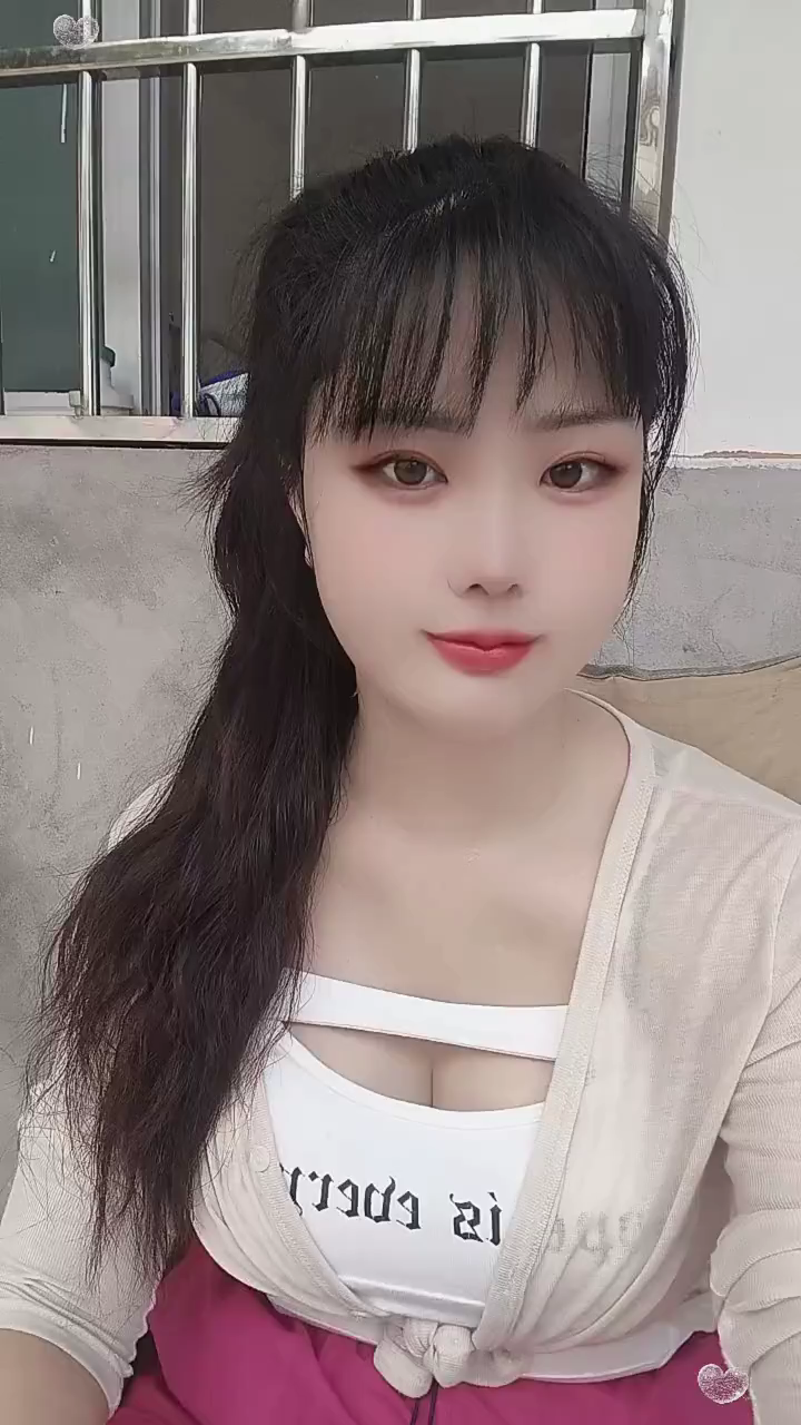 你笑着问我要什么。我
