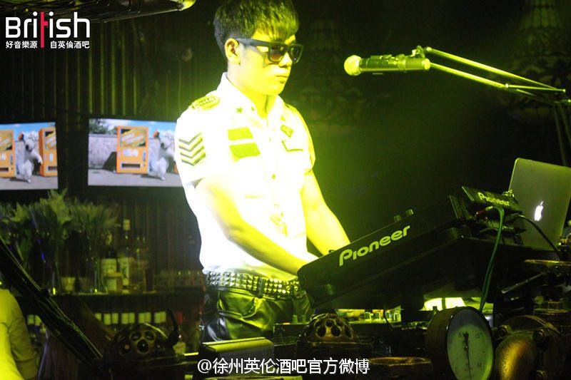 男人的泪在角落的主播照片