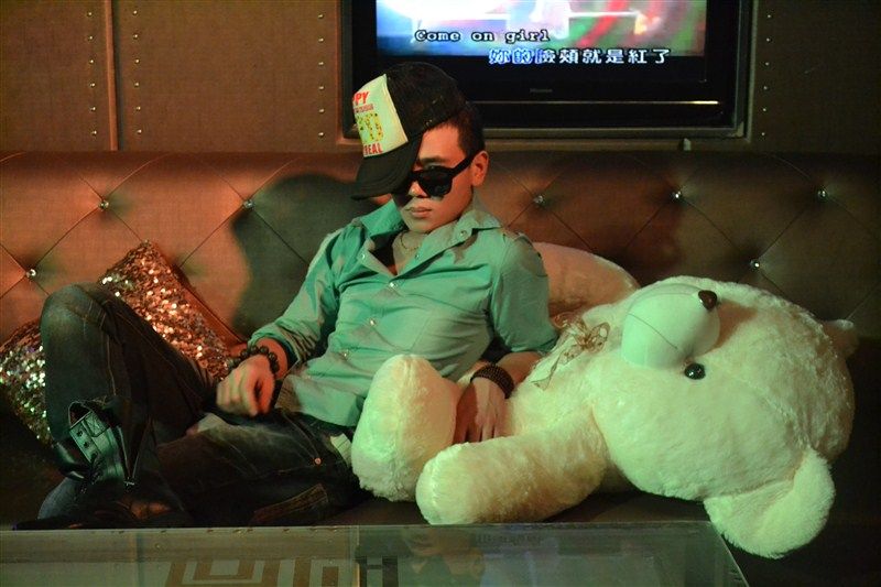 男人的泪在角落的主播照片