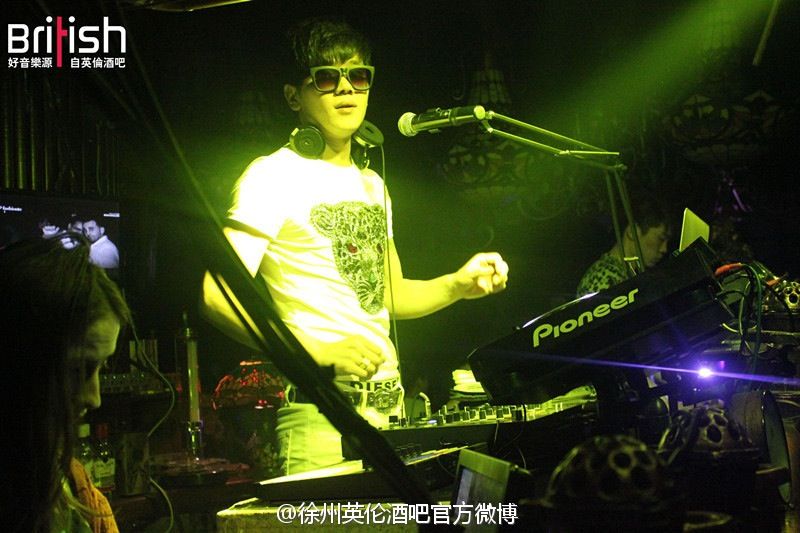 男人的泪在角落的主播照片