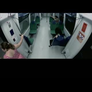 被这么吓一次，以后一辈子不想坐地铁了吧，不过这化妆真绝了！