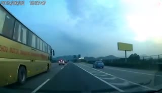 论高速公路乱变道的危险性以及城市SUV的越野性