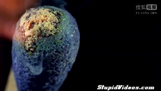 极慢镜头记录火柴点燃过程 密集恐惧者慎入