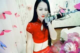 女主播致敬经典《在水一方》 怀念邓丽君~