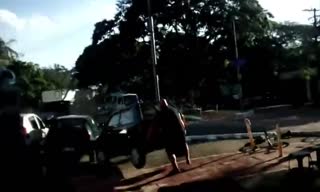 太勇猛了！实拍汽车挡路大力士是怎么做的