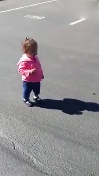 小萝莉被自己的影子吓了一跳