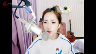 壮族小刘涛吹奏口琴和葫芦丝