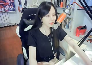 《阴天》在不开灯的房间~当所有思绪都一点一点沉淀~